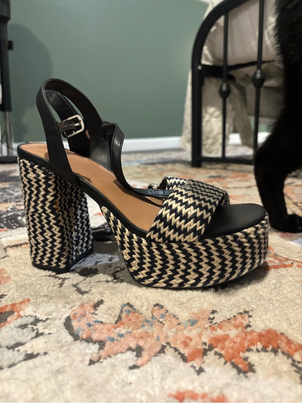 Universal thread platform heels